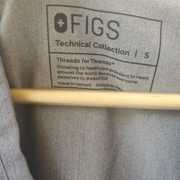 Figs Catarina™ One-Pocket Short Sleeve Classic Fit Scrub Top in Graphite S - Picture 5 of 15